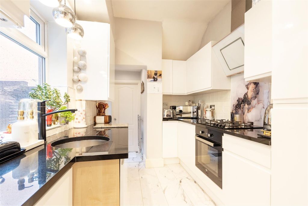 Property photo 3 of 7 Kitchen