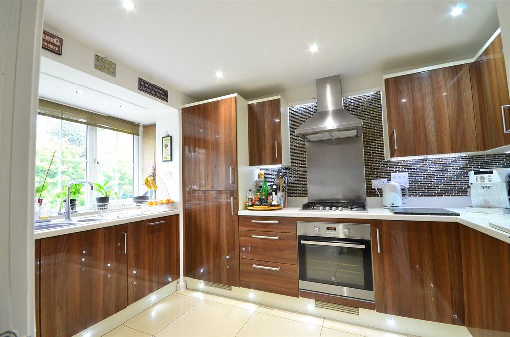 Property photo 3 of 18 Kitchen