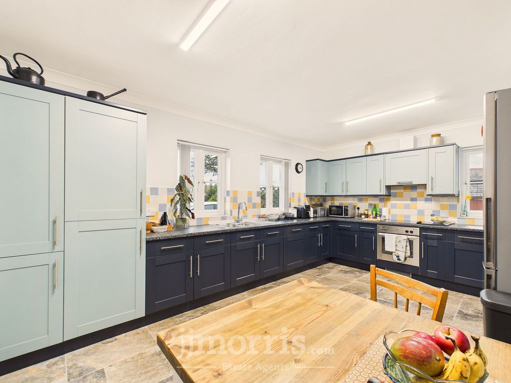 Property photo 3 of 37