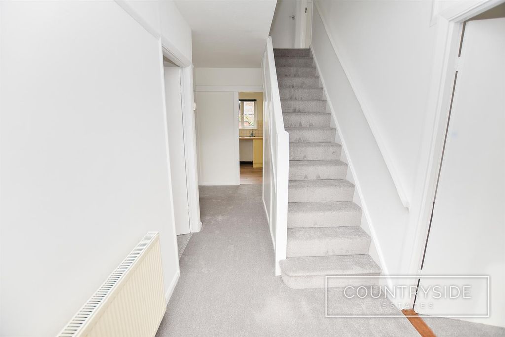 Property photo 3 of 14 Entrance Hall