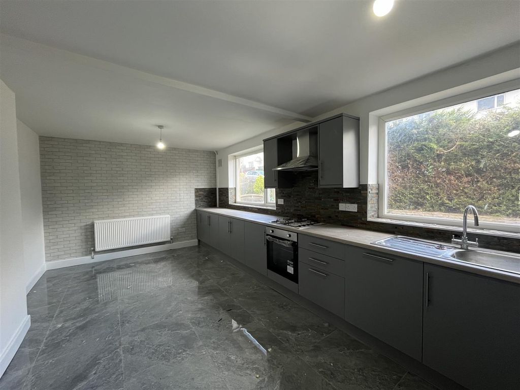 Property photo 3 of 10 Kitchen