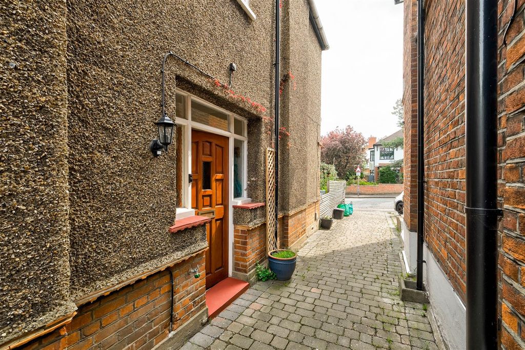 Property photo 2 of 35