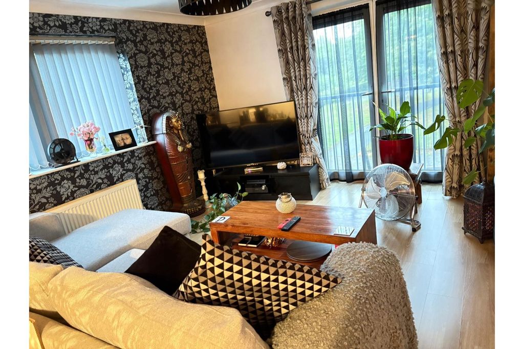 Property photo 3 of 12 Apartment Living Rm