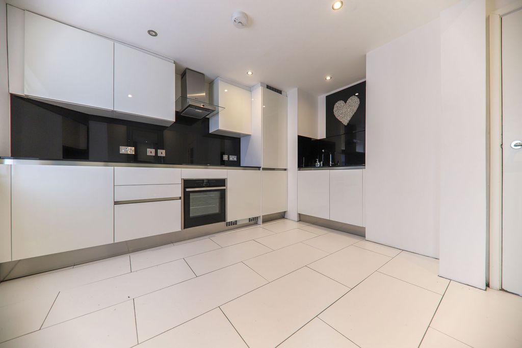 Property photo 3 of 11 Kitchen