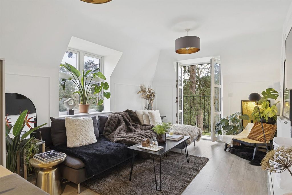 Property photo 1 of 15 103533_Flat 18 Chambord House Queenswood Crescent