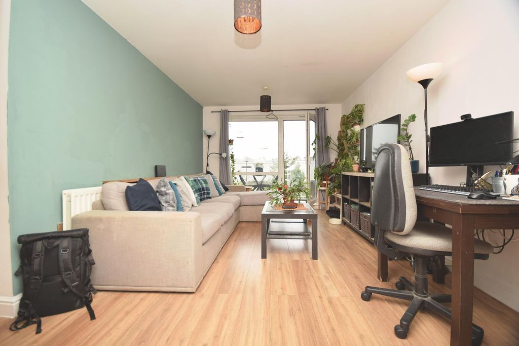 Property photo 3 of 11 Lounge