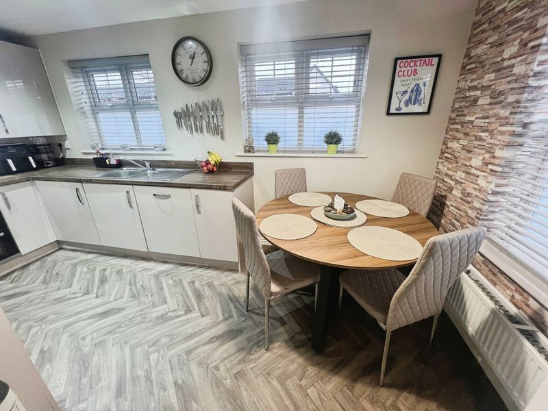 Property photo 3 of 10 Kitchen