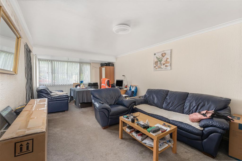Property photo 2 of 9 18 Lodge Close, Banbury-4.Jpg