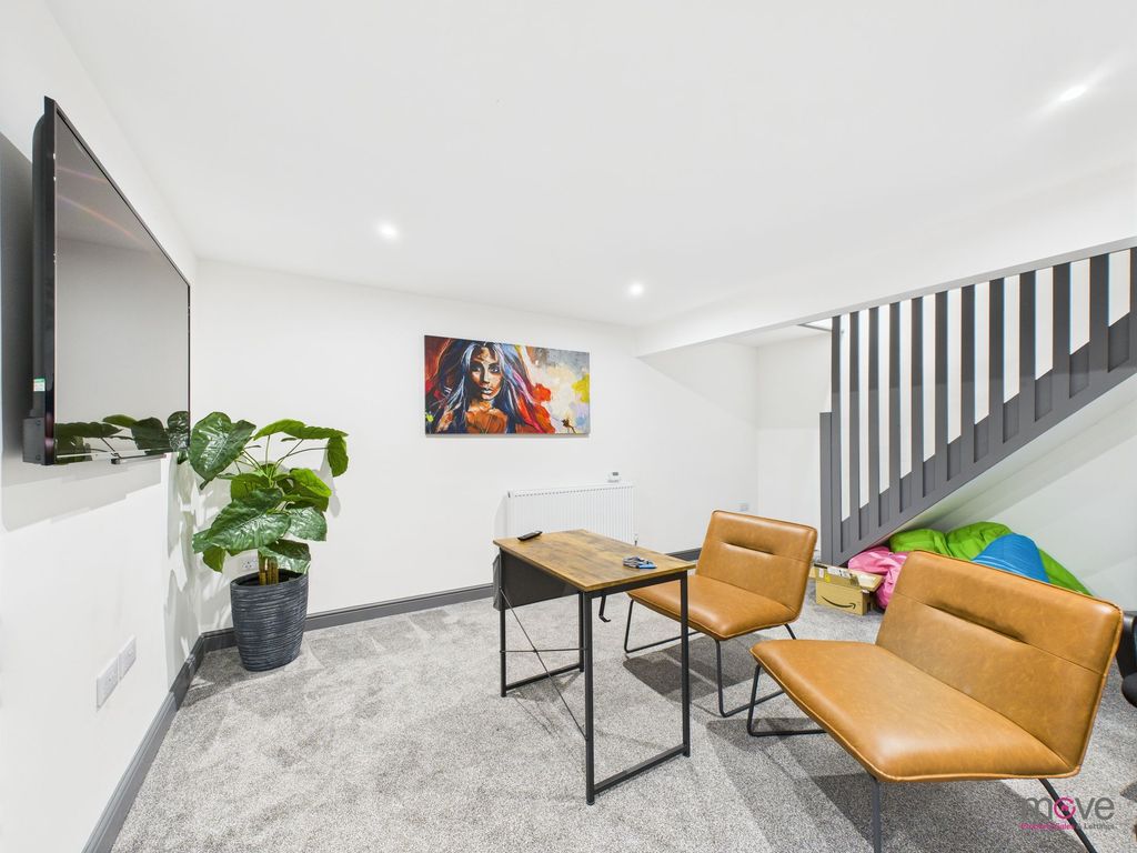 Property photo 3 of 13 Lounge