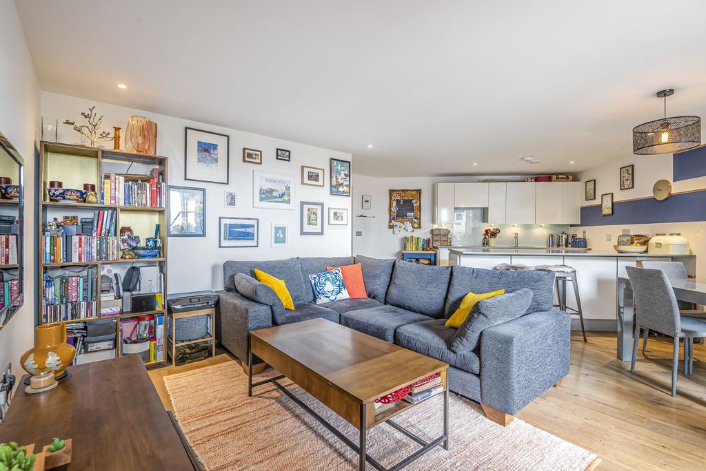 Property photo 3 of 18 Lounge