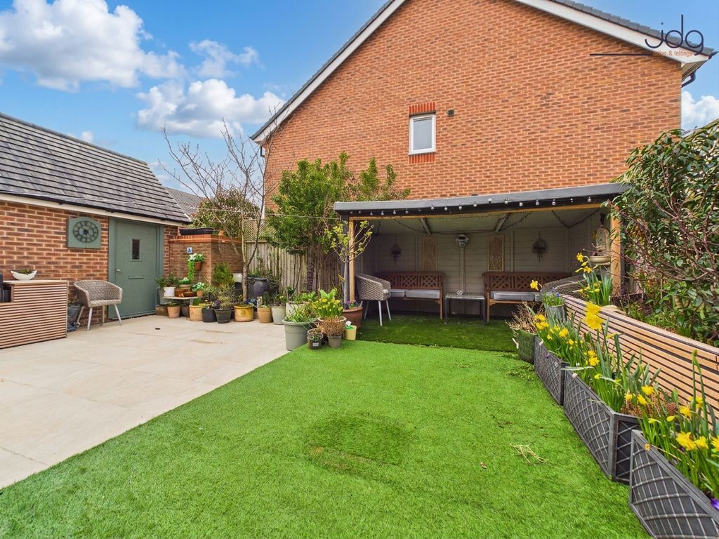 Property photo 2 of 18 Spacious Garden With Bedding And Seating Area
