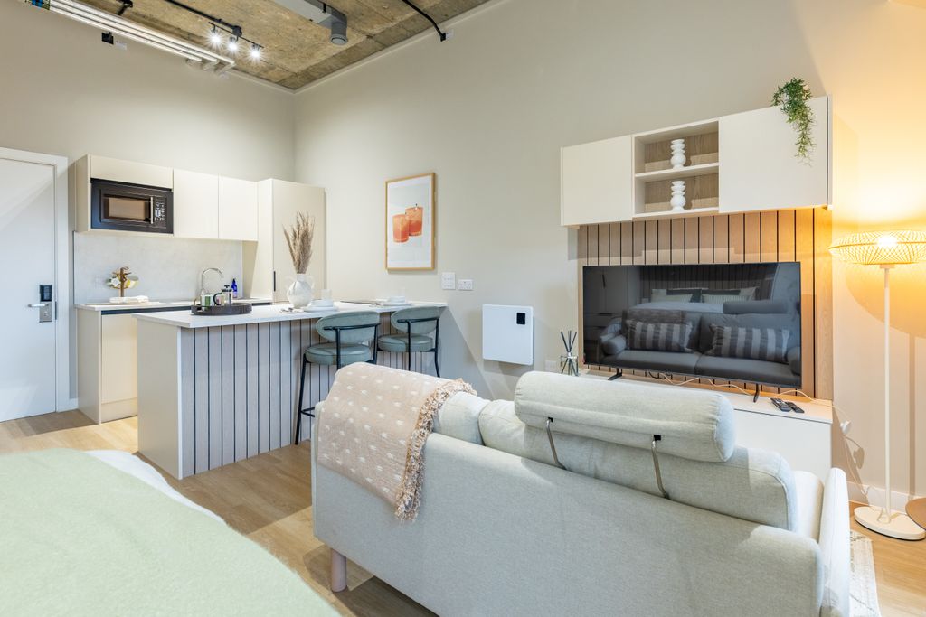 Property photo 2 of 33 Comfy Studio Apartment