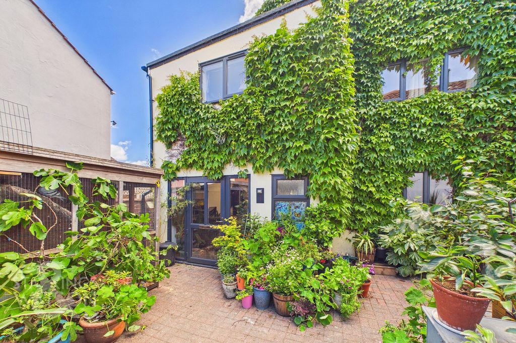 Property photo 1 of 23