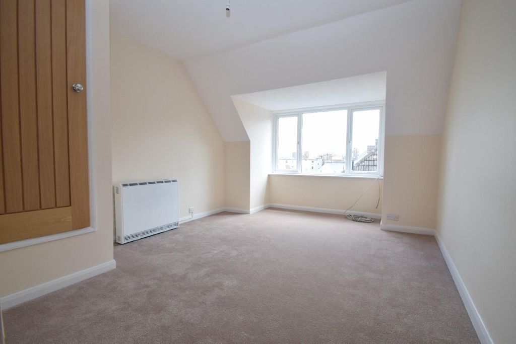 Property photo 2 of 5 6, Hyde Court 32-34 Grove Road Bedroom.Jpg