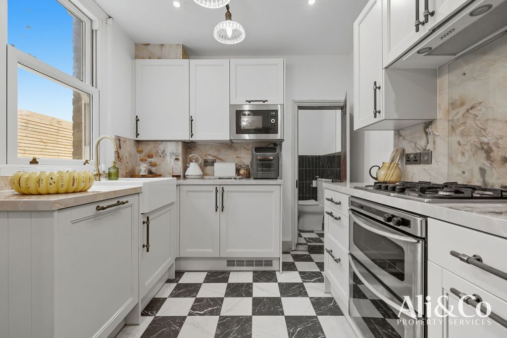 Property photo 2 of 28