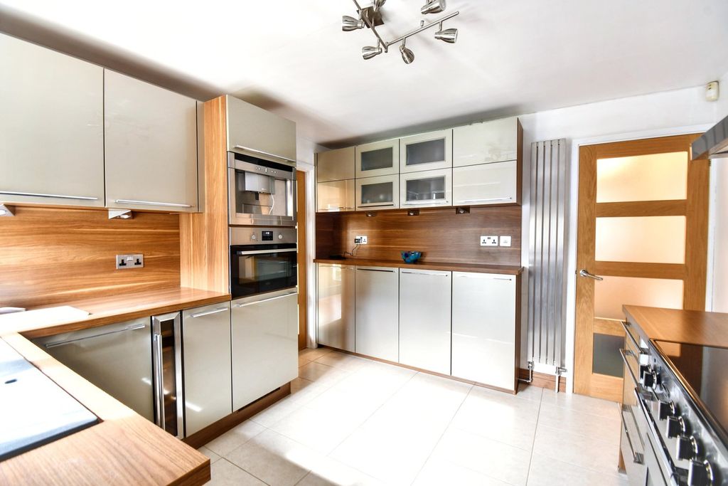 Property photo 3 of 28