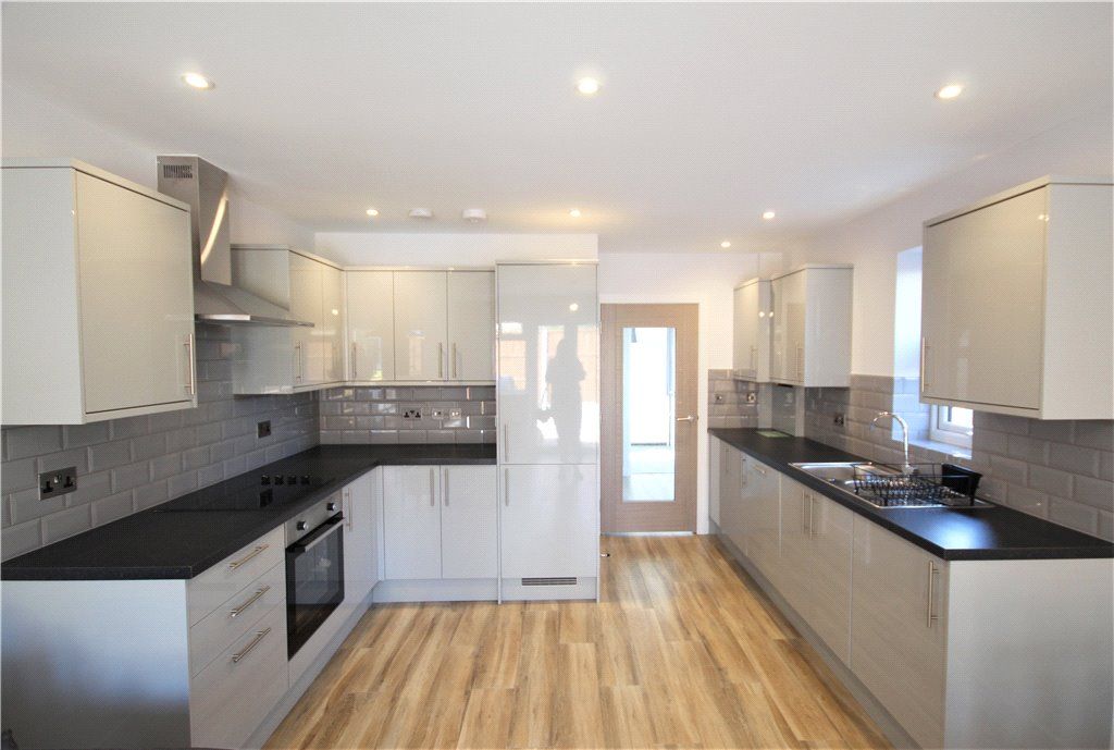 Property photo 2 of 7 Kitchen