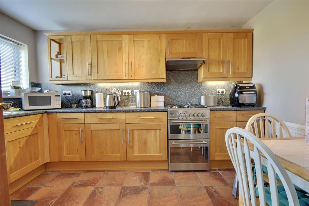 Property photo 2 of 12 Kitchen