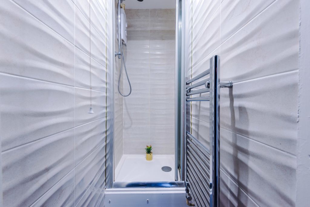 Property photo 3 of 16 58 Richmond Mount, Bathroom 3