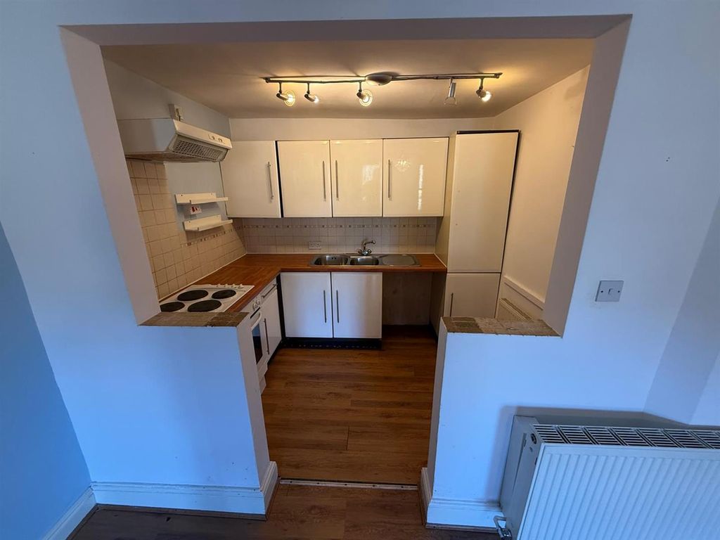 Property photo 2 of 10 Kitchen