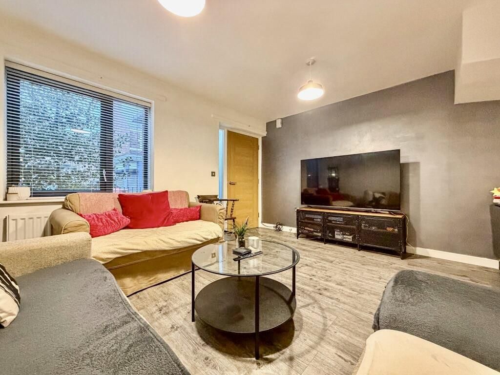 Property photo 3 of 17 Lounge