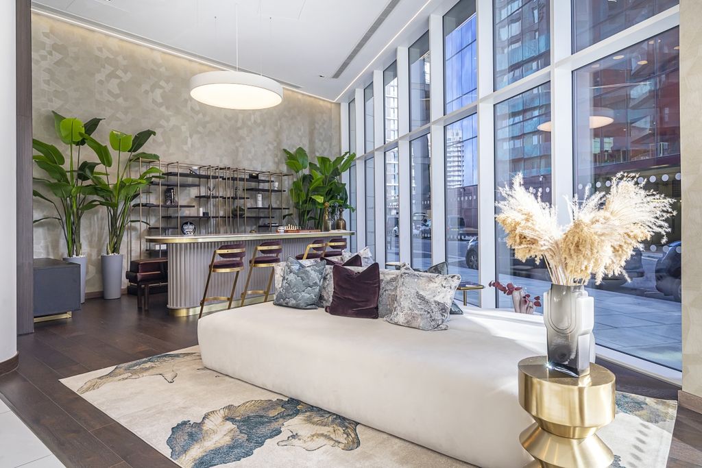 Property photo 2 of 5 Communal Entrance