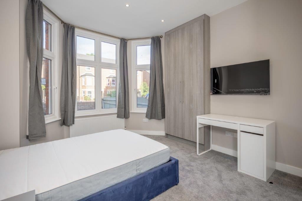 Property photo 2 of 5 378Goldhawkroad-Whit