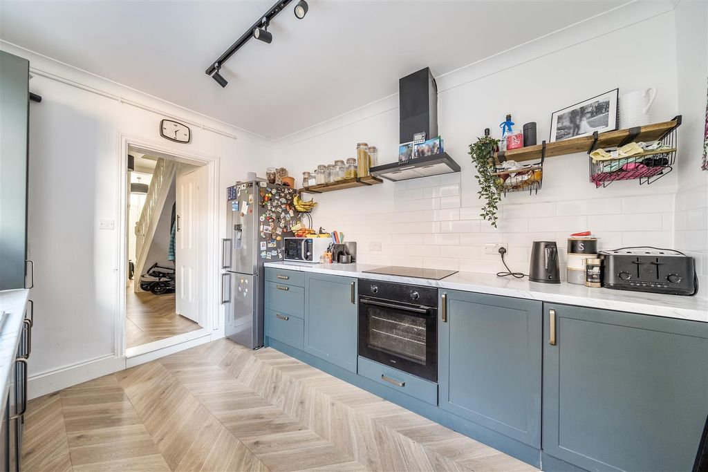 Property photo 3 of 19 Kitchen
