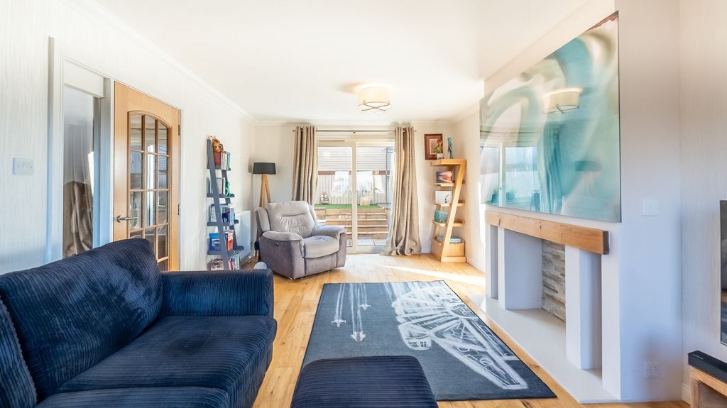 Property photo 3 of 24 Lounge