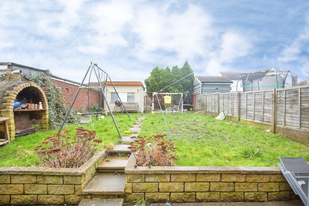 Property photo 2 of 12 47B19F6A-Mw26-5