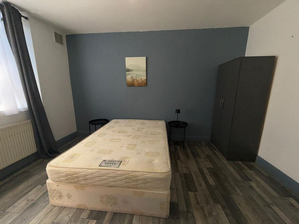 Property photo 3 of 13 Bedroom 2