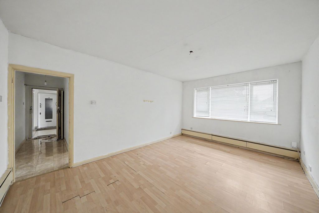 Property photo 2 of 9 Flat 22, Poplar Court, Old Ruislip Road, Northolt, Ub5 6Qg