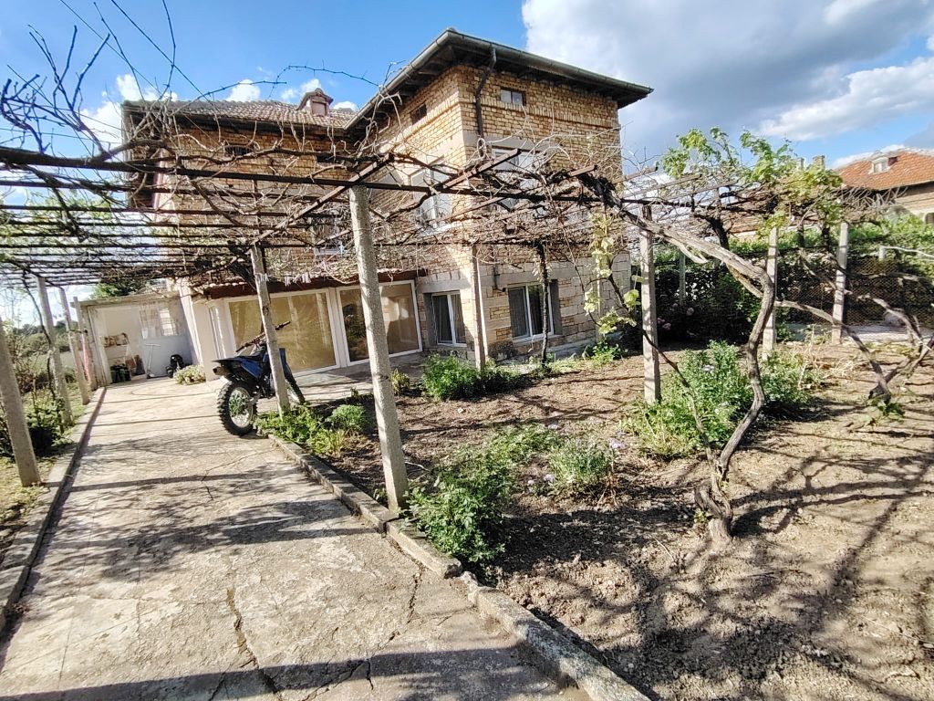 Property photo 1 of 9
