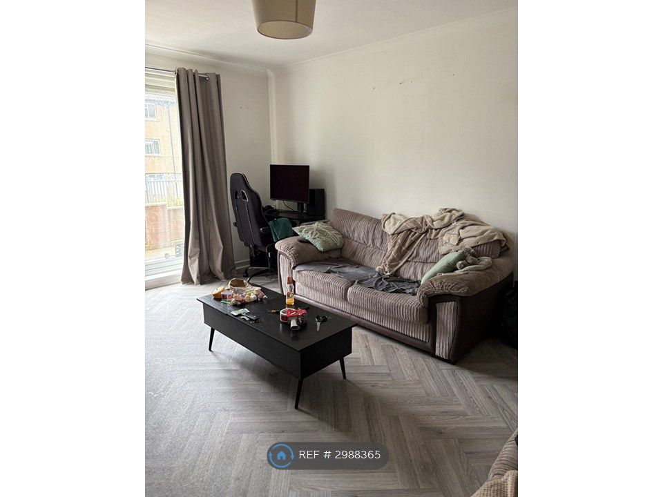 Property photo 3 of 18 Lounge