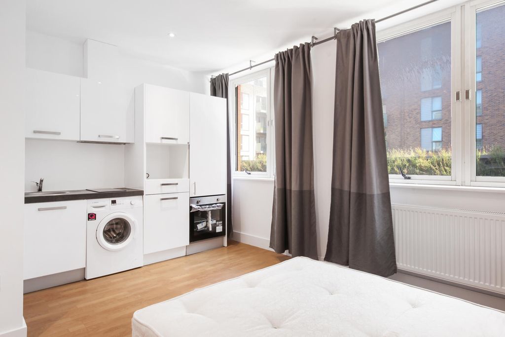 Property photo 1 of 4 Bedroom