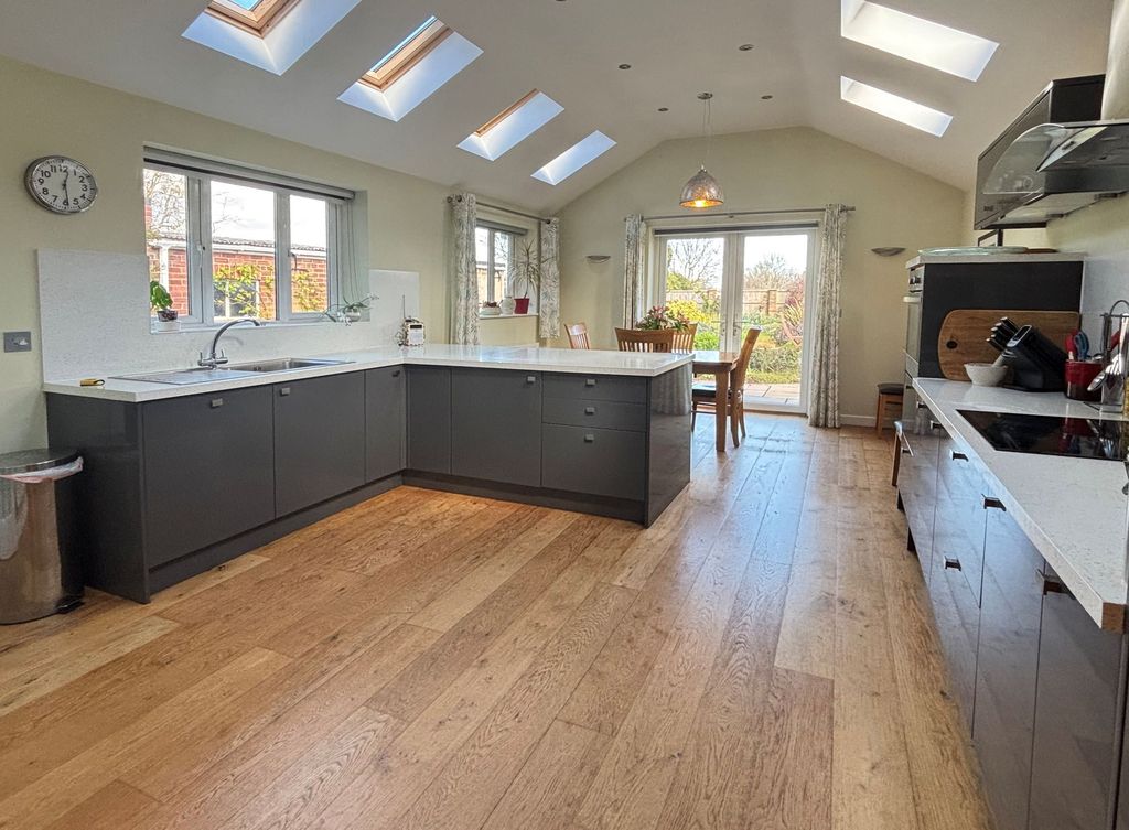 Property photo 3 of 19 Kitchen 3