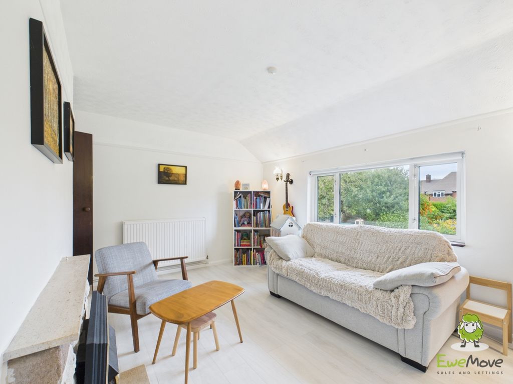 Property photo 3 of 17 Ewemove Estate Agents Basingstoke - St Andrews Roa