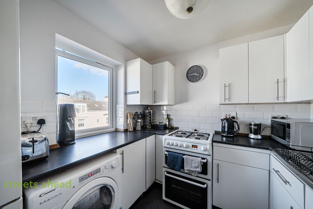 Property photo 2 of 17 92F652F5-Dfad-44d...