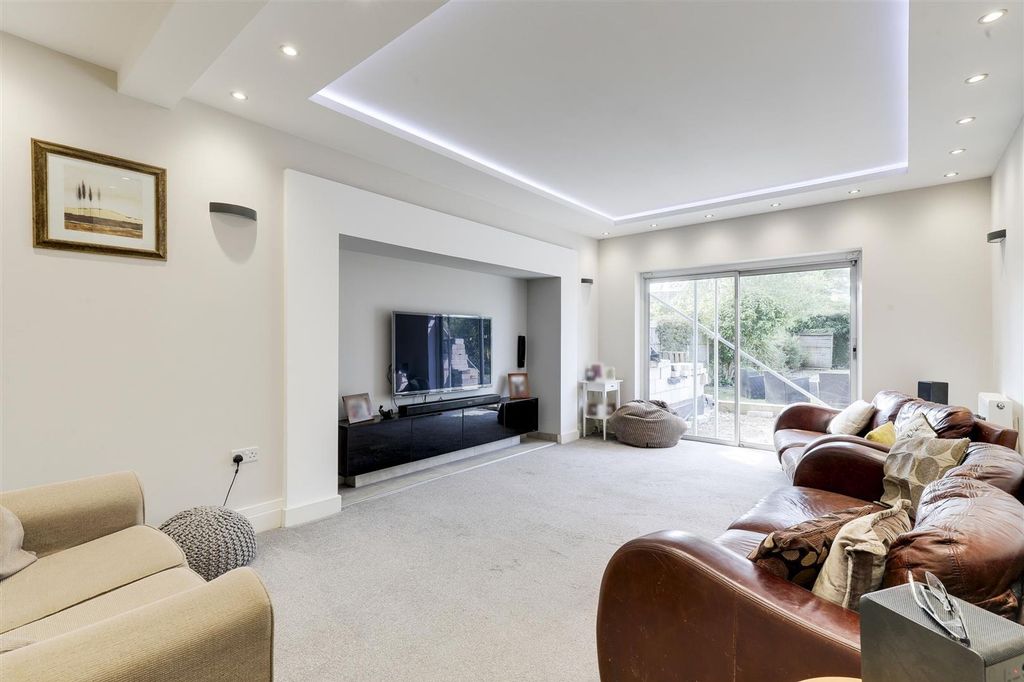 Property photo 2 of 31