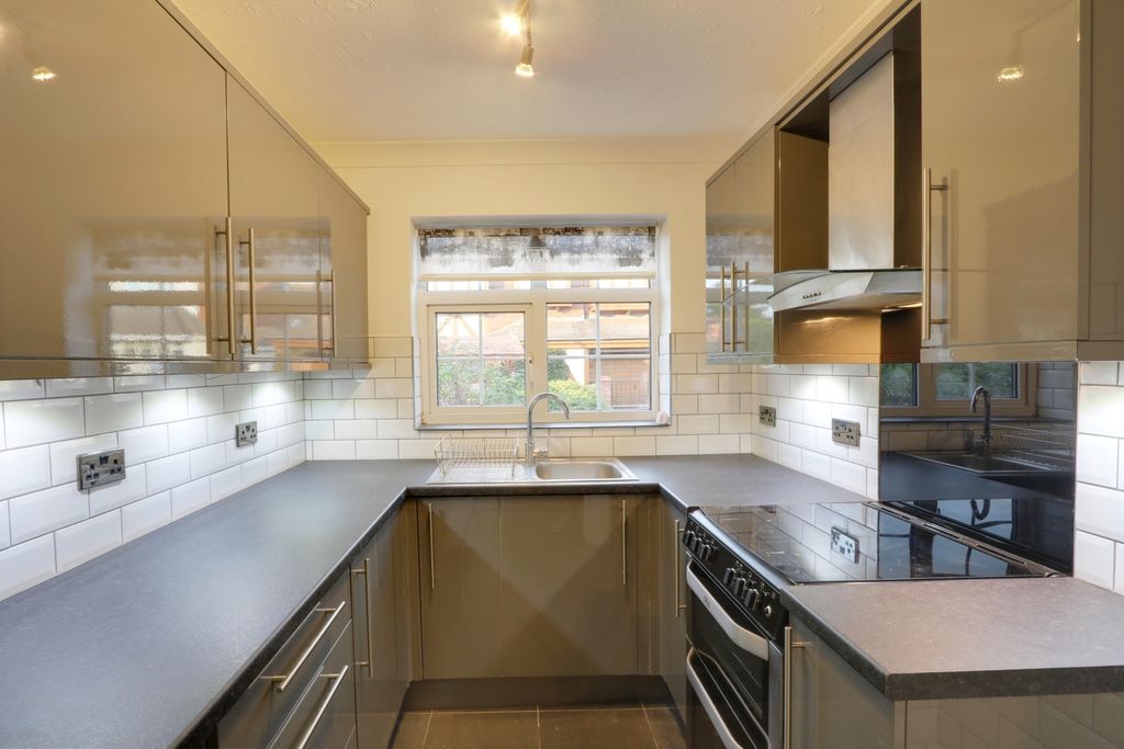 Property photo 2 of 11 Kitchen 1