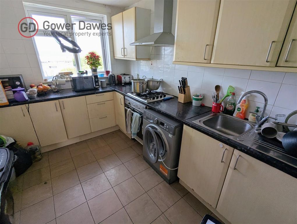 Property photo 3 of 9 Kitchen