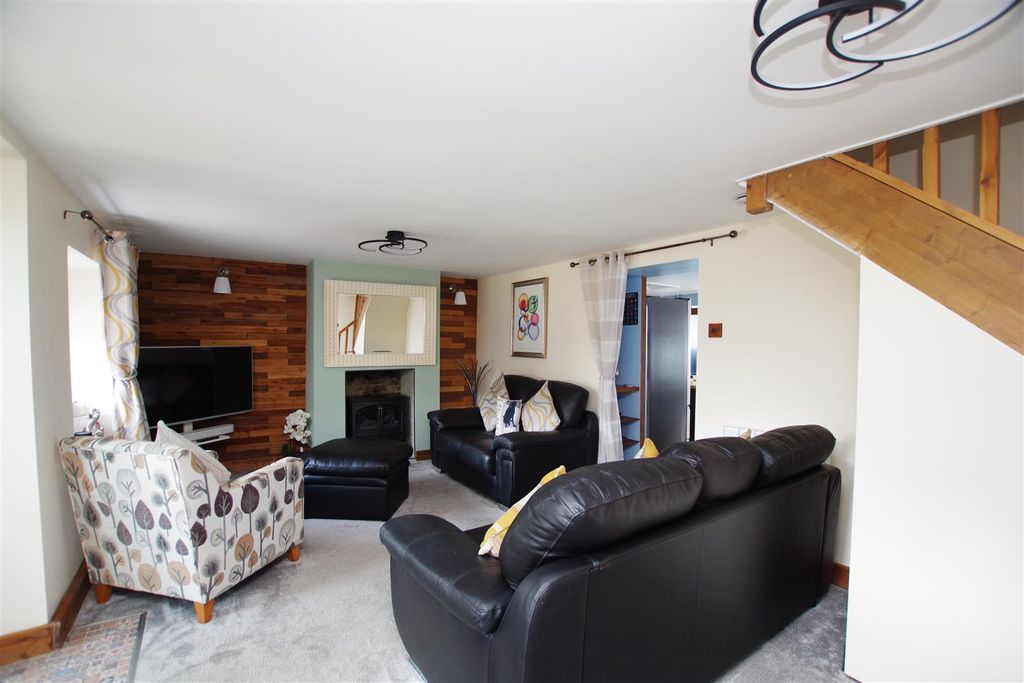 Property photo 3 of 17 Living Room