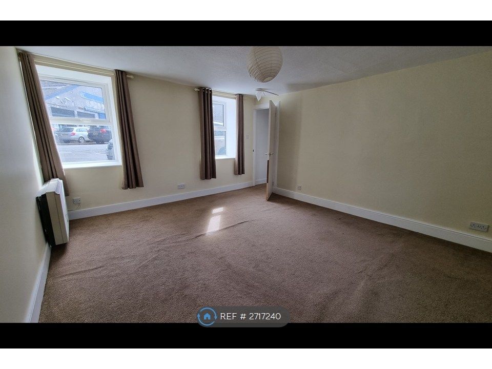 Property photo 3 of 8 Lounge