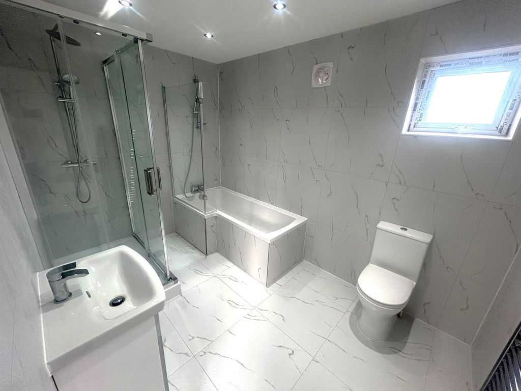 Property photo 2 of 12 Bathroom