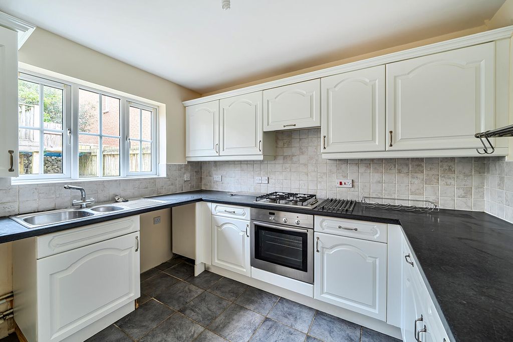 Property photo 3 of 19 Kitchen