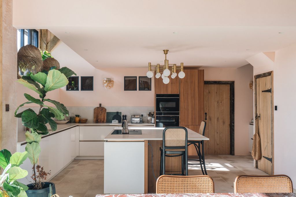 Property photo 3 of 34 310434 - Barnowllutonroad_Highres-4.Jpg