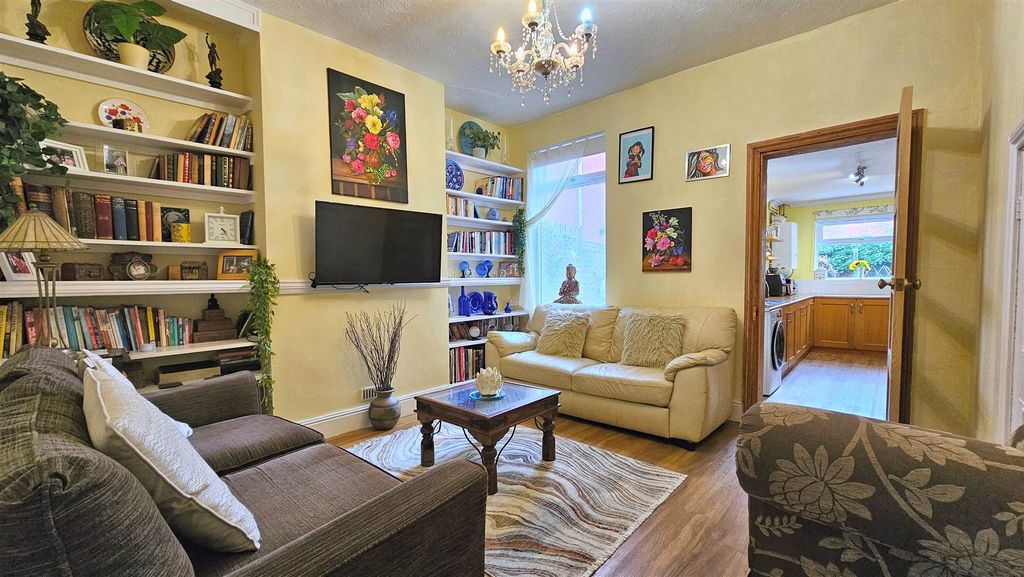 Property photo 3 of 11 Lounge