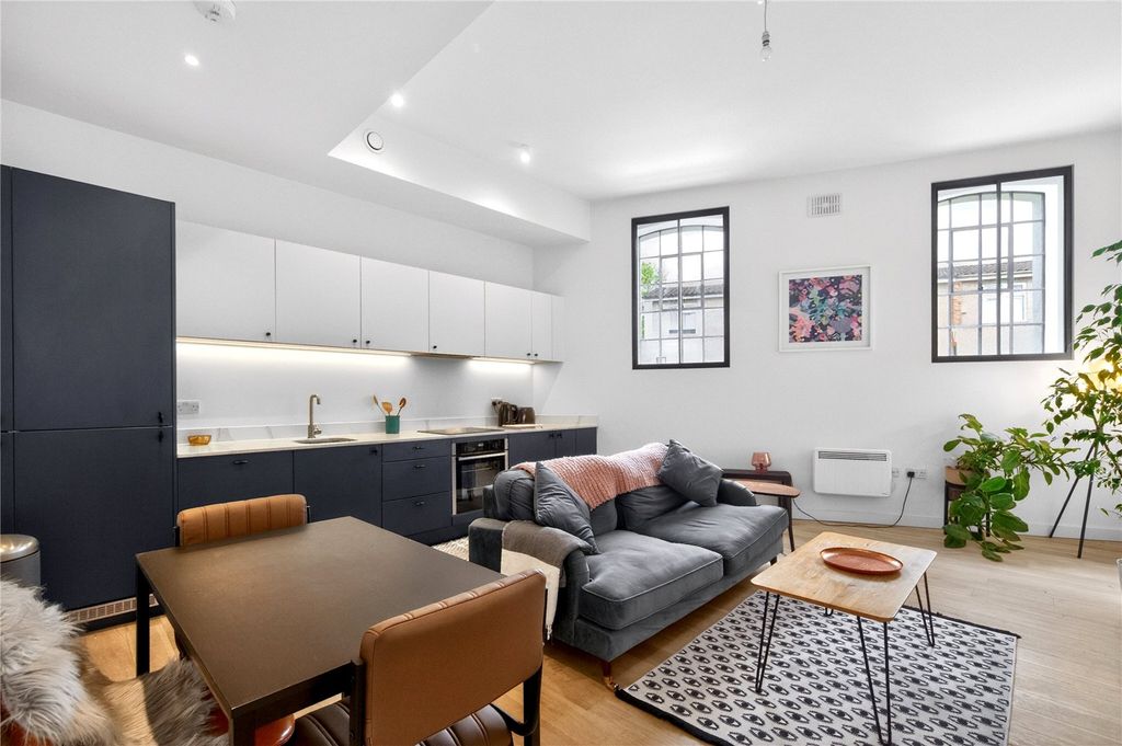 Property photo 2 of 21 Reception/Kitchen