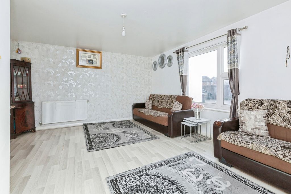 Property photo 2 of 18 Lounge