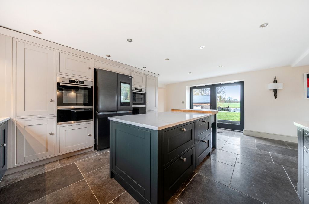 Property photo 2 of 45 -697A32718Be37-l-1402348-28-69792A30820B6